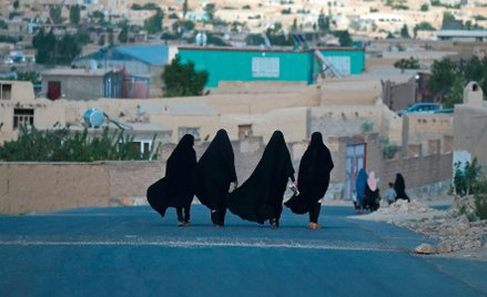Kobiety na drodze w Ghazni, czerwiec 2021. Istnieje niebezpieczeństwo, że na terenach opanowanych pr