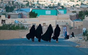 Kobiety na drodze w Ghazni, czerwiec 2021. Istnieje niebezpieczeństwo, że na terenach opanowanych pr
