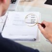 Zwykła pomyłka czy celowa kombinacja? Biegłemu trudno to ocenić