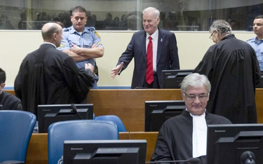 Ratko Mladić wita się ze swoimi obrońcami przed ogłoszeniem wyroku