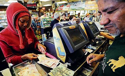 Przed punktami sprzedaży losów wiły się w piątek długie kolejki Amerykanów