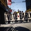 Uczestnicy wiecu w San Francisco, którzy zachęcają do oddania głosu w wyborach przed 3 listopada