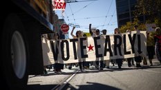 Uczestnicy wiecu w San Francisco, którzy zachęcają do oddania głosu w wyborach przed 3 listopada