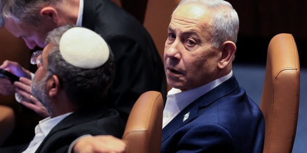 Plakaty z Netanjahu w nazistowskim mundurze pojawiły się w Otwocku — władze reagują