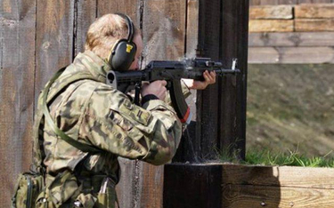 Ochotnik ćwiczący strzelanie z karabinu Kałasznikowa