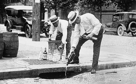 Każdy nielegalny alkohol należało wylewać do kanalizacji
