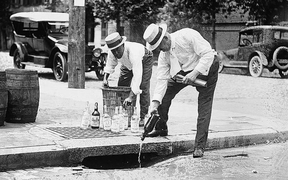 Każdy nielegalny alkohol należało wylewać do kanalizacji