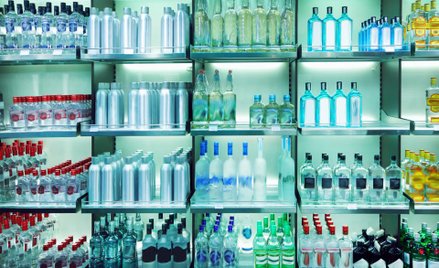 Butelki z alkoholem na witrynach sklepowych