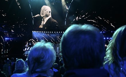 Zdjęcie Stanisława Soyki wyświetlane podczas koncertu „Orkiestra Mistrzom” w Operze Leśnej w Sopocie