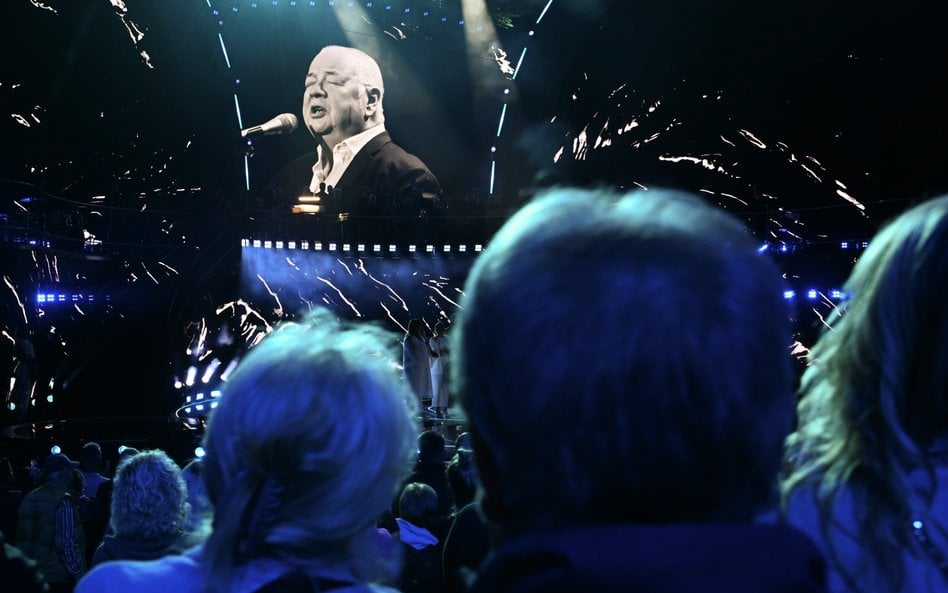 Zdjęcie Stanisława Soyki wyświetlane podczas koncertu „Orkiestra Mistrzom” w Operze Leśnej w Sopocie