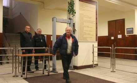 Ze względu na konieczność wzmożenia kontroli bezpieczeństwa i porządku na terenie sądu rejonowego dl