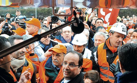 Kandydat na prezydenta Francji Francois Hollande wśród demonstrujących hutników