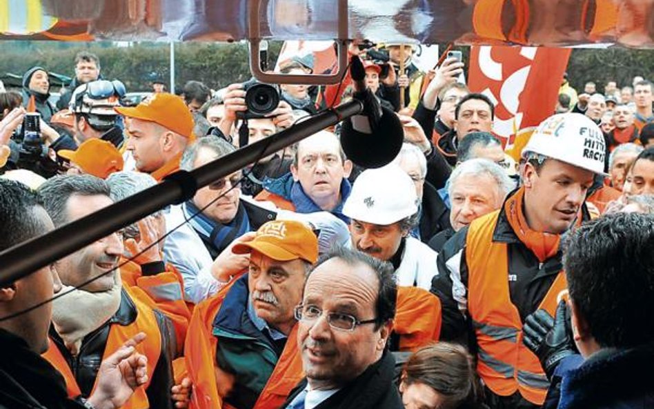 Kandydat na prezydenta Francji Francois Hollande wśród demonstrujących hutników