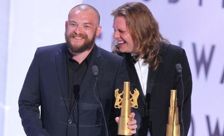 Reżyser Łukasz Palkowski (z lewej) i producent Piotr Woźniak-Starak ze Złotymi Lwami dla najlepszego