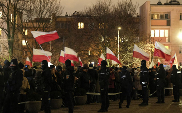 Zwolennicy Prawa i Sprawiedliwości przed budynkiem TVP przy ulicy Woronicza w Warszawie, 20 grudnia