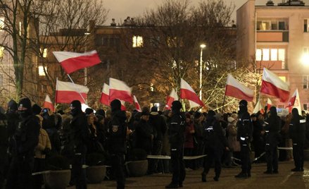 Zwolennicy Prawa i Sprawiedliwości przed budynkiem TVP przy ulicy Woronicza w Warszawie, 20 grudnia