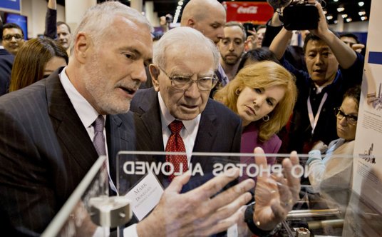 Warren Buffett i Mark Donegan (z lewej), prezes Precision Castparts