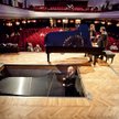 Pianiści mają do wyboru jeden z czterech fortepianów. W przerwie między występami pracownicy filharm