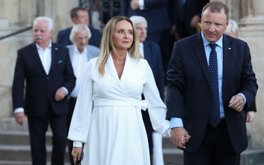 Joanna i Jacek Kurscy po mszy w miesięcznicę pogrzebu pary prezydenckiej Lecha i Marii Kaczyńskich, 