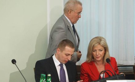 Poprawki do raportu posła PO Andrzeja Czumy (stoi) wprowadzili jego partyjni koledzy Krzysztof Brejz