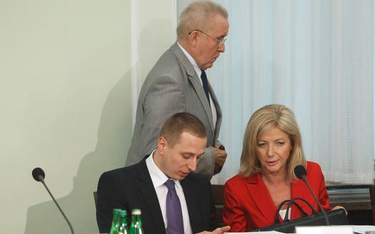 Poprawki do raportu posła PO Andrzeja Czumy (stoi) wprowadzili jego partyjni koledzy Krzysztof Brejz