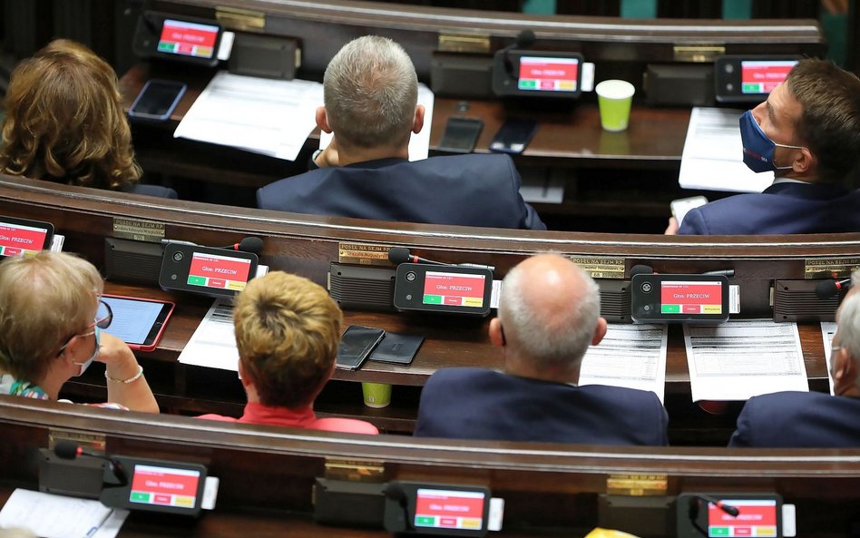 Sondaż. PiS wygrywa nawet bez Porozumienia