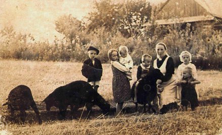 Wiktoria Ulma z dziećmi. Rodzina Ulmów z Markowej została zamordowana 24 marca 1944 roku za pomoc uk