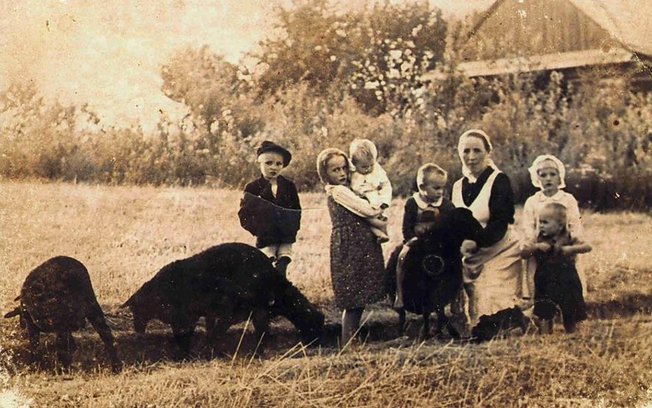 Wiktoria Ulma z dziećmi. Rodzina Ulmów z Markowej została zamordowana 24 marca 1944 roku za pomoc uk