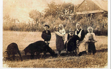 Wiktoria Ulma z dziećmi. Rodzina Ulmów z Markowej została zamordowana 24 marca 1944 roku za pomoc uk