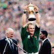 Kapitan reprezentacji RPA w rugby François Pienaar z trofeum za wygranie Pucharu Świata w 1995 roku.