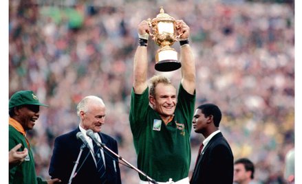 Kapitan reprezentacji RPA w rugby François Pienaar z trofeum za wygranie Pucharu Świata w 1995 roku.