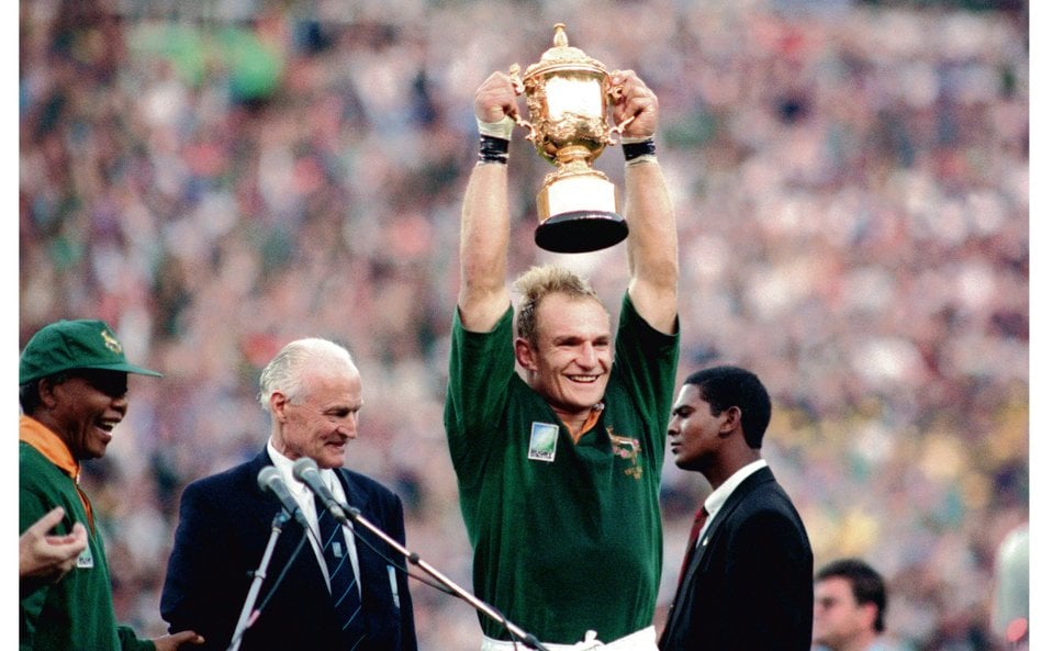 Kapitan reprezentacji RPA w rugby François Pienaar z trofeum za wygranie Pucharu Świata w 1995 roku.