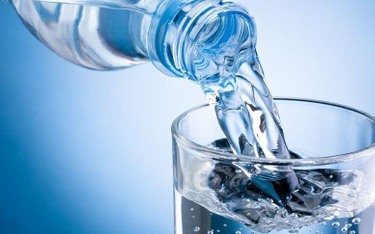 Polacy kupują średnio 5,5 litra wody butelkowanej