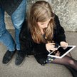 Tablety zapewniają dzieciom wygodny dostęp do  Internetu, są wykorzystywane do kontaktu z rówieśnika