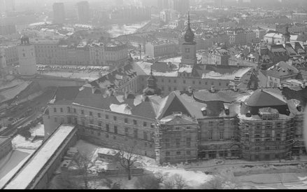 Zamek Królewski w Warszawie. Elewacja Zamku od strony Wisły z rusztowaniami - widok z lotu ptaka. Z 