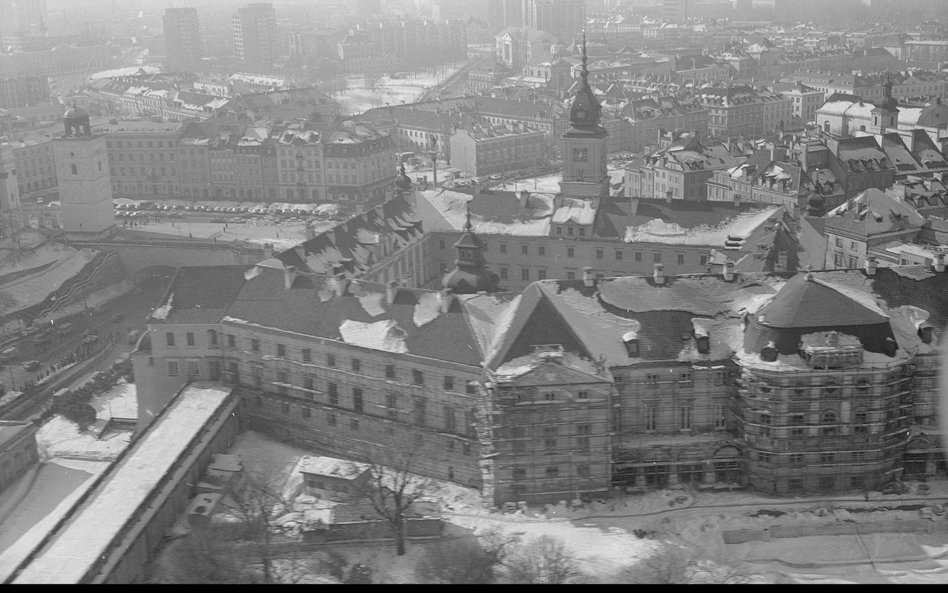 Zamek Królewski w Warszawie. Elewacja Zamku od strony Wisły z rusztowaniami - widok z lotu ptaka. Z 