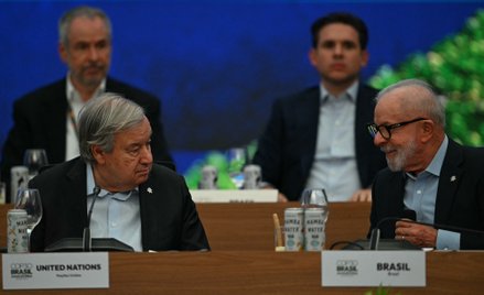 Antonio Guterres podczas rozpoczęcia szczytu klimatycznego w brazylijskim Belém. Po prawej prezydent