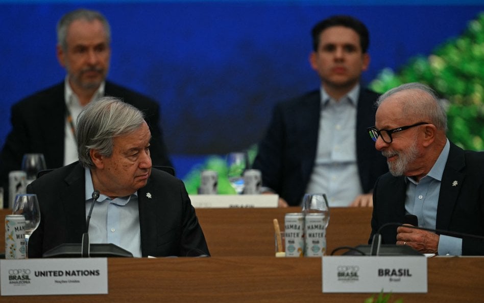 Antonio Guterres podczas rozpoczęcia szczytu klimatycznego w brazylijskim Belém. Po prawej prezydent