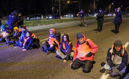 Zorganizowana przez aktywistów z Ostatniego Pokolenia blokada Wisłostrady w okolicach Mostu Gdańskie