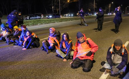 Warszawa, 13.12.2024. Zorganizowana przez aktywistów z Ostatniego Pokolenia blokada Wisłostrady w ok