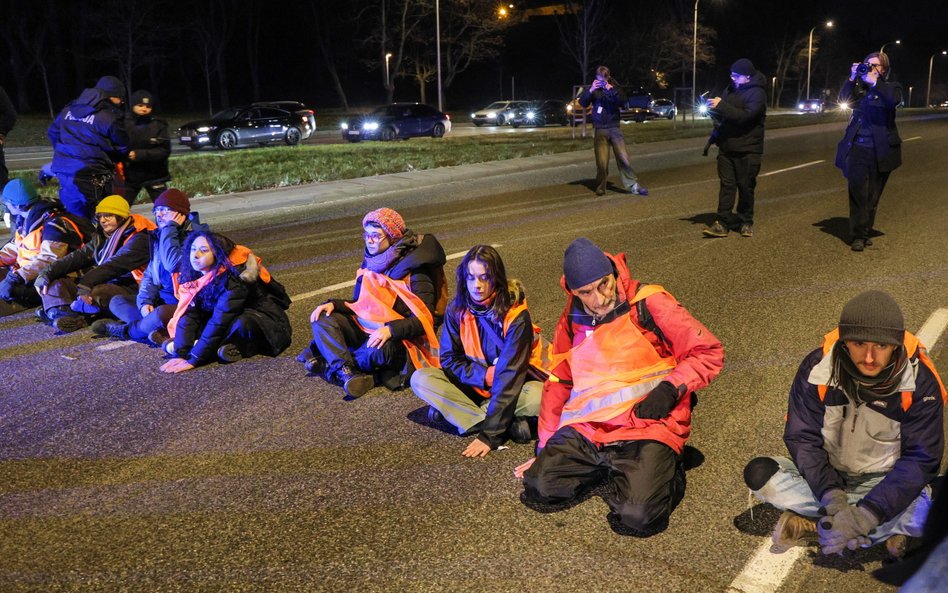 Warszawa, 13.12.2024. Zorganizowana przez aktywistów z Ostatniego Pokolenia blokada Wisłostrady w ok