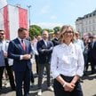 Magdalena Biejat na wspierającym Rafała Trzaskowskiego (w tle) Wielkim Marszu Patriotów w Warszawie