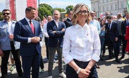 Magdalena Biejat na wspierającym Rafała Trzaskowskiego (w tle) Wielkim Marszu Patriotów w Warszawie
