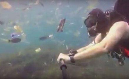 Płetwonurek pływał w śmieciach u wybrzeża Bali