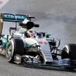 Bolid Mercedesa podczas testów w Barcelonie. Za kierownicą Lewis Hamilton