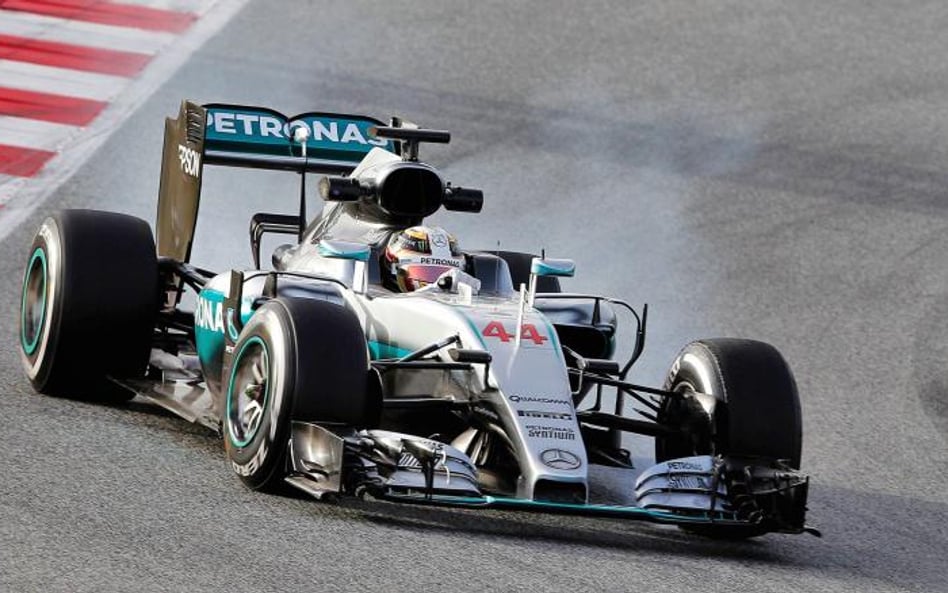 Bolid Mercedesa podczas testów w Barcelonie. Za kierownicą Lewis Hamilton