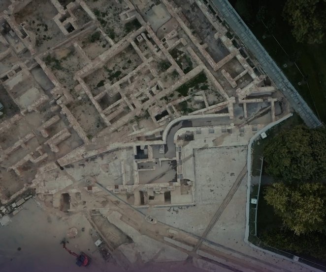 Zdjęcie z lotu ptaka odsłoniętych fundamentów na styku Pałaców Bruhla i Saskiego