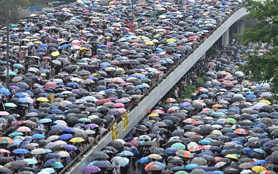 Chaos na ulicach Hongkongu. Policja użyła gazu i armatek