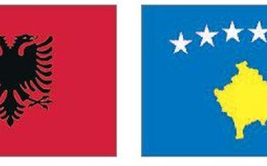 Po lewej - tradycyjna flaga albańska, po prawej – sztandar Kosowa