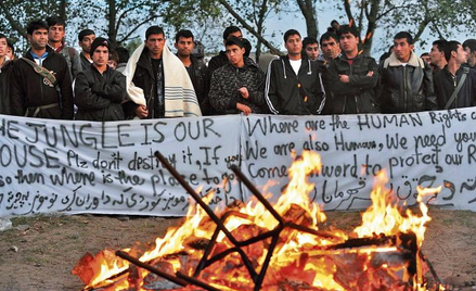 ? „Gdzie są prawa człowieka?” Imigranci z obozu pod Calais zwanego „dżunglą” tuż przed szturmem fran